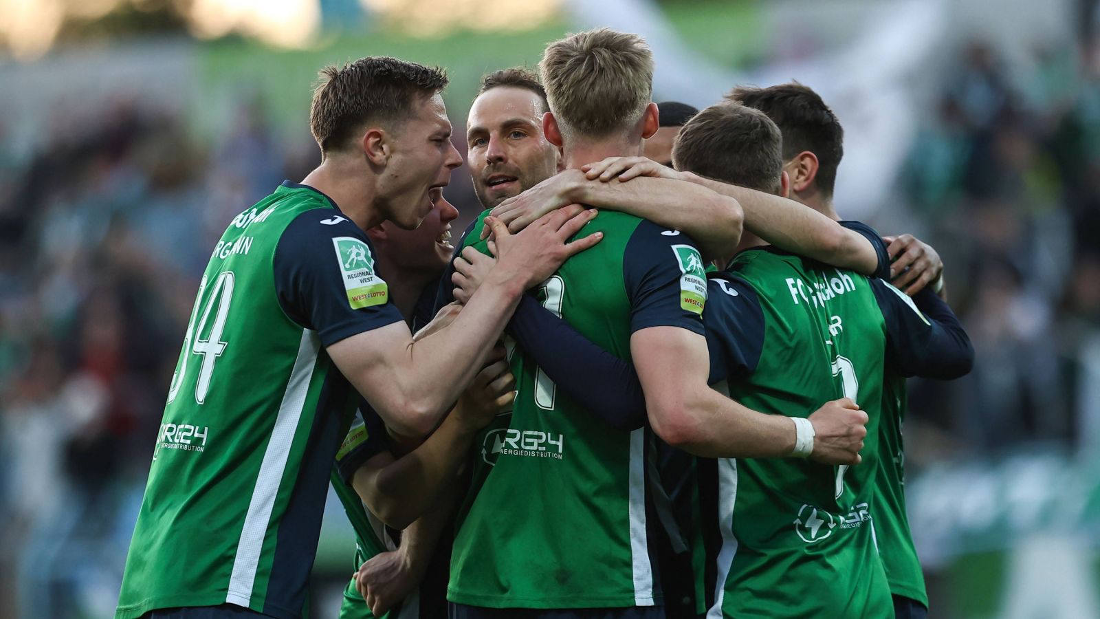 Viel Grund zum Jubeln hatten die Spieler des FC Gütersloh beim 3:0-Heimsieg gegen die Sportfreunde Lotte.