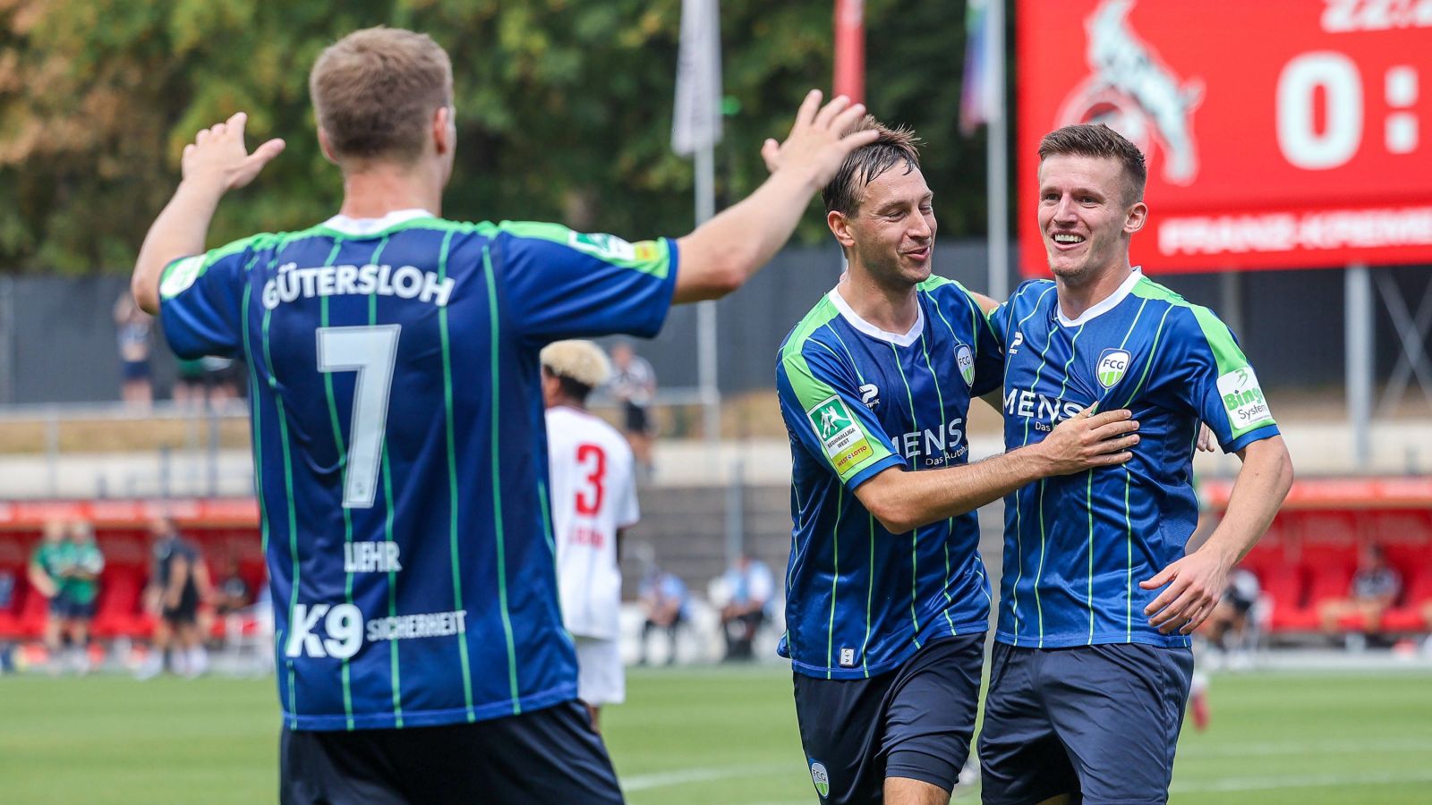 Spieler des FC Gütersloh bejubeln das Führungstor von Aleksandar Kandic (rechts) beim 3:0 bei der zweiten Mannschaft des 1. FC Köln.