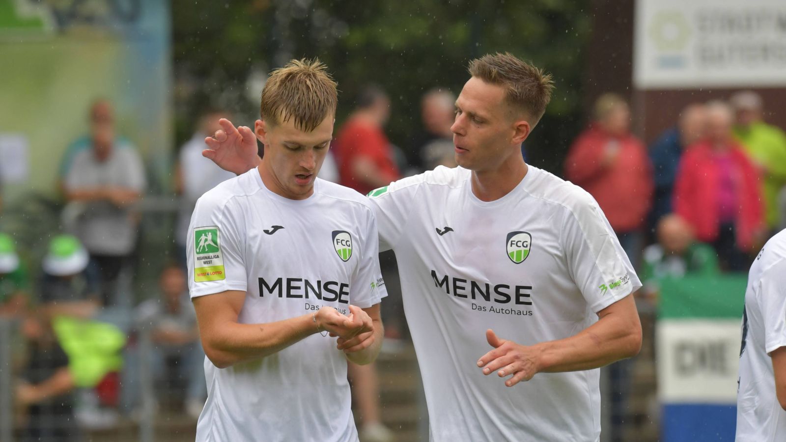 Luis Frieling (links), Torschütze zum zwischenzeitlichen 1:1, und Jannik Borgmann vom FC Gütersloh konnten sich im Nachholspiel beim Bonner SC über einen 3:2-Auswärtserfolg freuen.