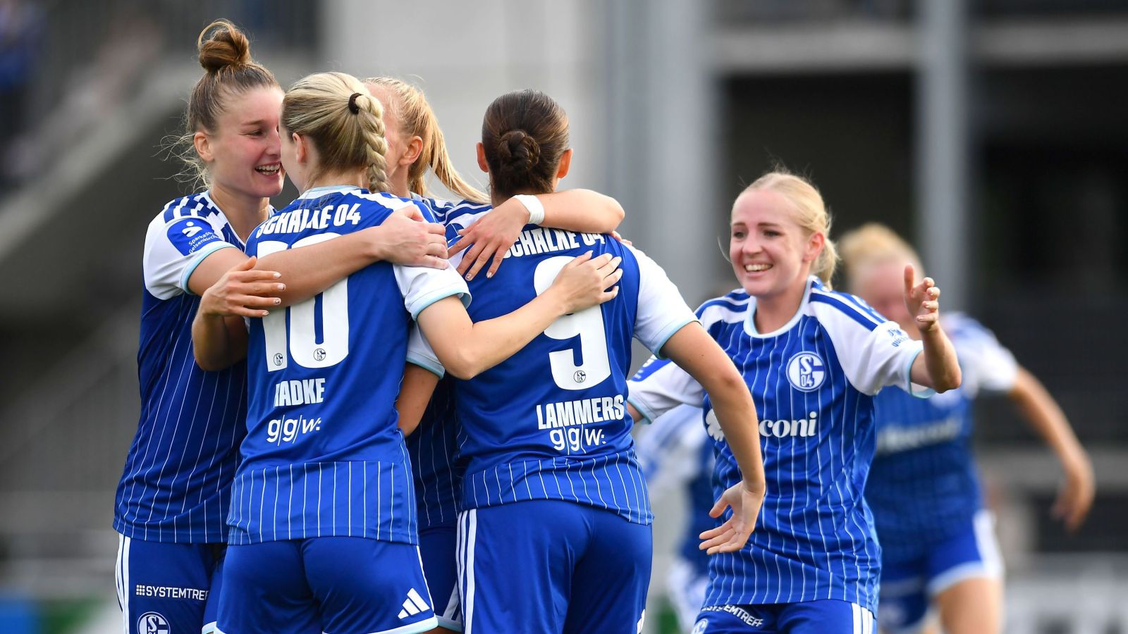 Die Spielerinnen des FC Schalke 04 bejubeln den 2:1-Siegtreffer von Bonny Lammers gegen die U21 der SGS Essen.