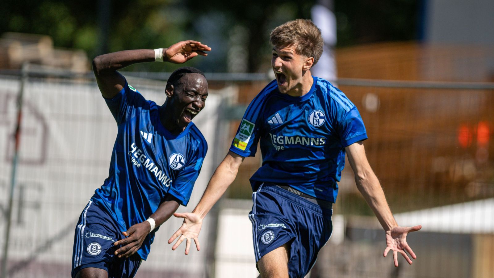 Die beiden Schalker Torschützen Jean Paul Ndiaye (links) und Malik Tubic feiern den spektakulären 5:4-Erfolg beim 1. FC Bocholt.