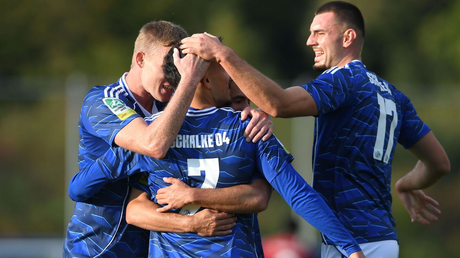 Die Spieler von Tabellenführer FC Schalke 04 wollen auch im U 23-Revierderby bei Borussia Dortmund Grund zum Jubeln haben.