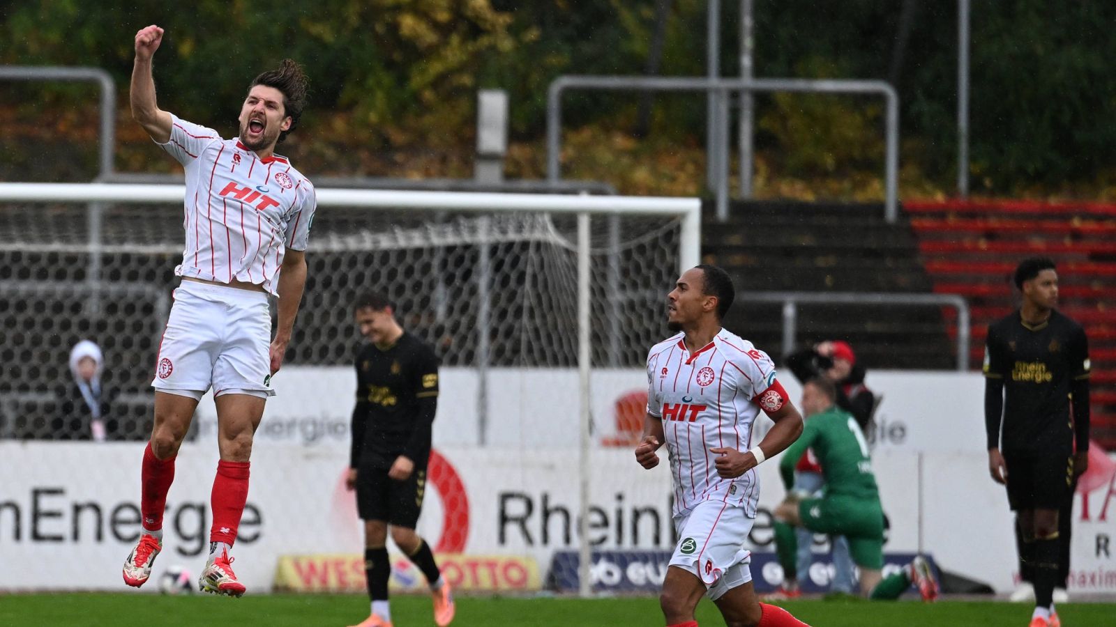 Zum 3:2 im Hinspiel gegen die zweite Mannschaft des 1. FC Köln steuerte Fortuna Kölns Torjäger Enzo Wirtz (links) einen Treffer bei.