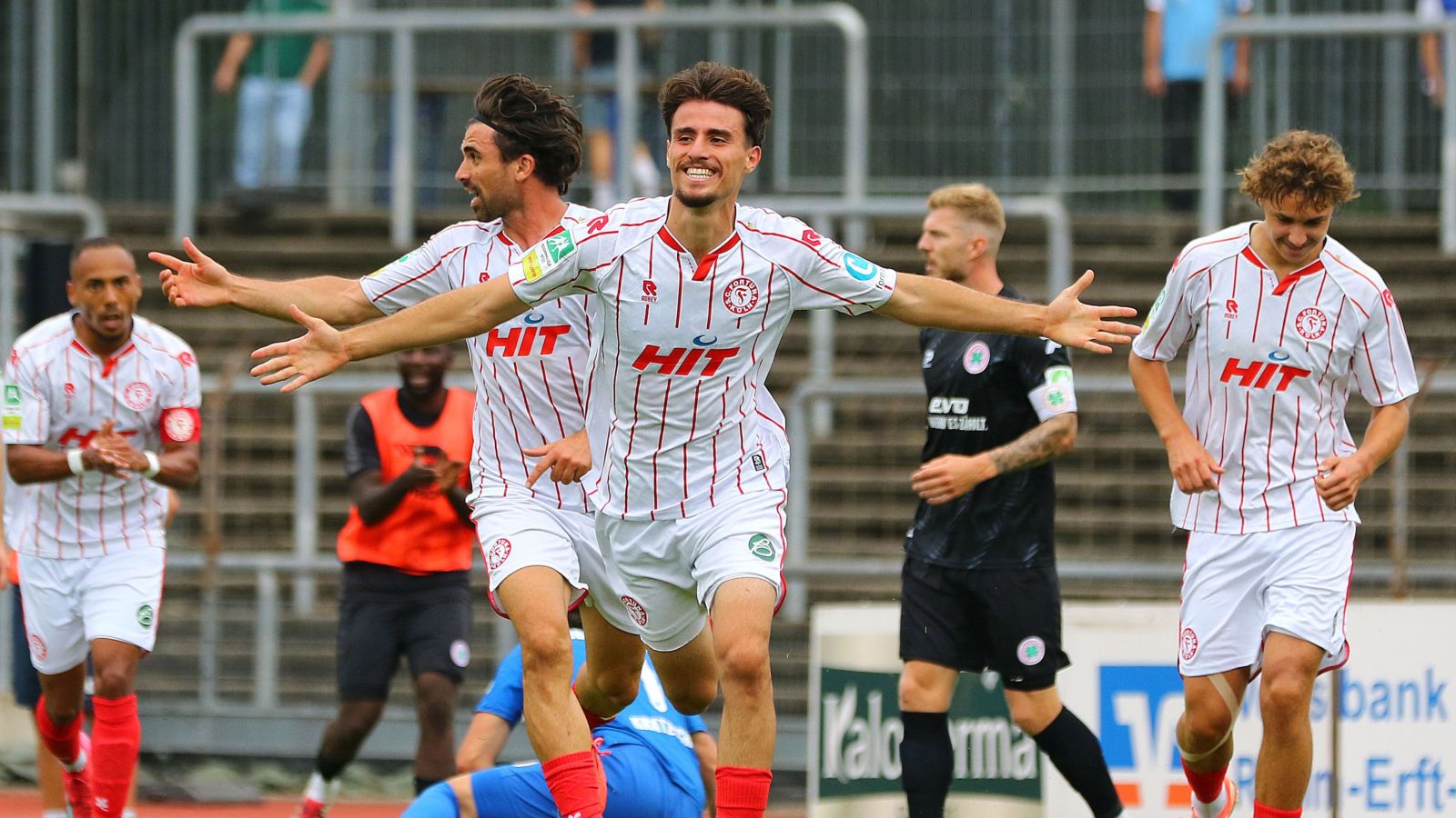 Vleron Statovci bejubelt mit seinen Teamkollegen von Fortuna Köln sein zweites Tor beim 5:1-Heimsieg gegen Rot-Weiß Oberhausen.