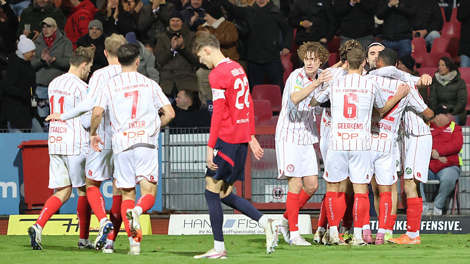 Die Spieler von Tabellenführer Fortuna Köln bejubeln den 3:0-Heimsieg gegen den Wuppertaler SV zum Jahresabschluss.