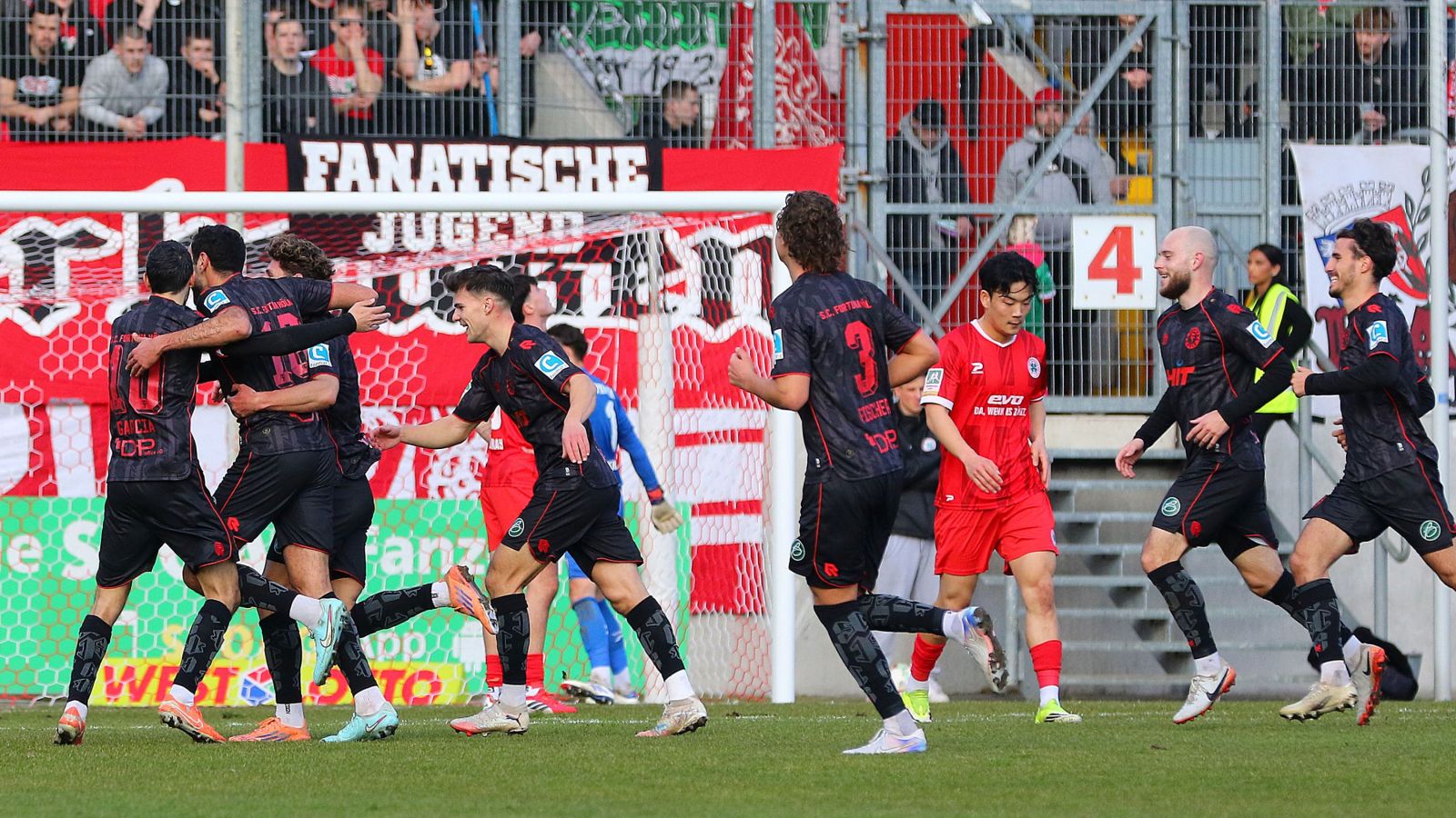 Die Spieler von Fortuna Köln bejubeln den frühen Führungstreffer beim 3:1-Auswärtssieg im Top-Spiel bei Rot-Weiß Oberhausen.