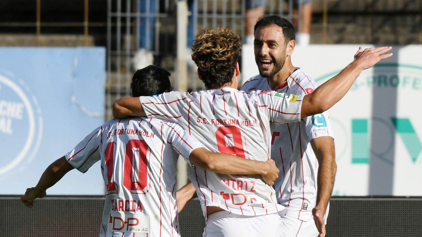 Doppeltorschütze Rafael Garcia (links) und Enzo Wirtz gratulieren Hamadi Al Ghaddioui (rechts) zu seinem lupenreinen Hattrick beim 5:0-Heimsieg von Fortuna Köln gegen Aufsteiger SSVg Velbert.
