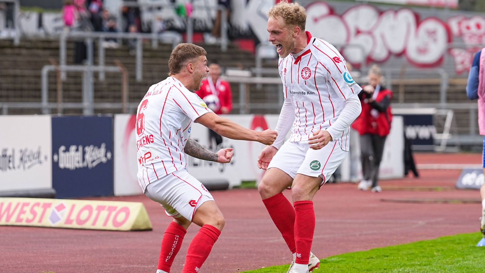 Tom Geerkens (links) und Torschütze Timo Bornemann bejubeln den 4:1-Heimsieg von Fortuna Köln gegen die U 23 des FC Schalke 04.