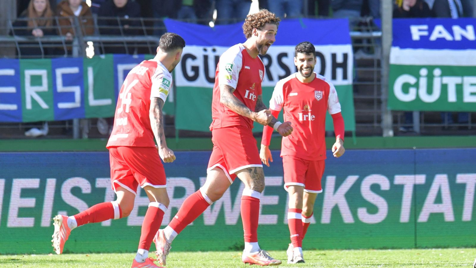 Sportfreunde Siegens Kapitän Jan-Luca Rumpf (in der Mitte) bejubelt seinen Treffer beim 5:0-Auswärtssieg in Gütersloh.