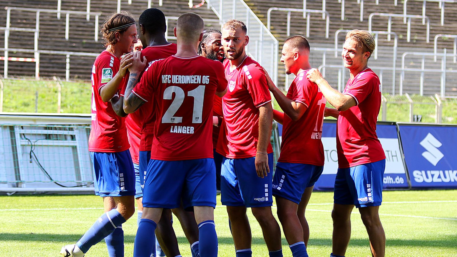 Acht Spieler des KFC Uerdingen freuen sich über das 1:0-Führungstor gegen Türkspor Dortmund.