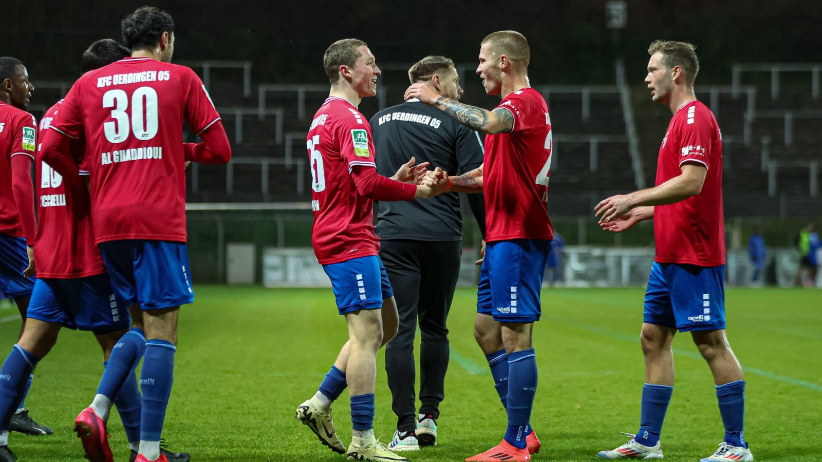 Rawley St. John vom KFC Uerdingen 05 bejubelt mit seinen Teamkollegen das Tor zum 1:1-Endstand.