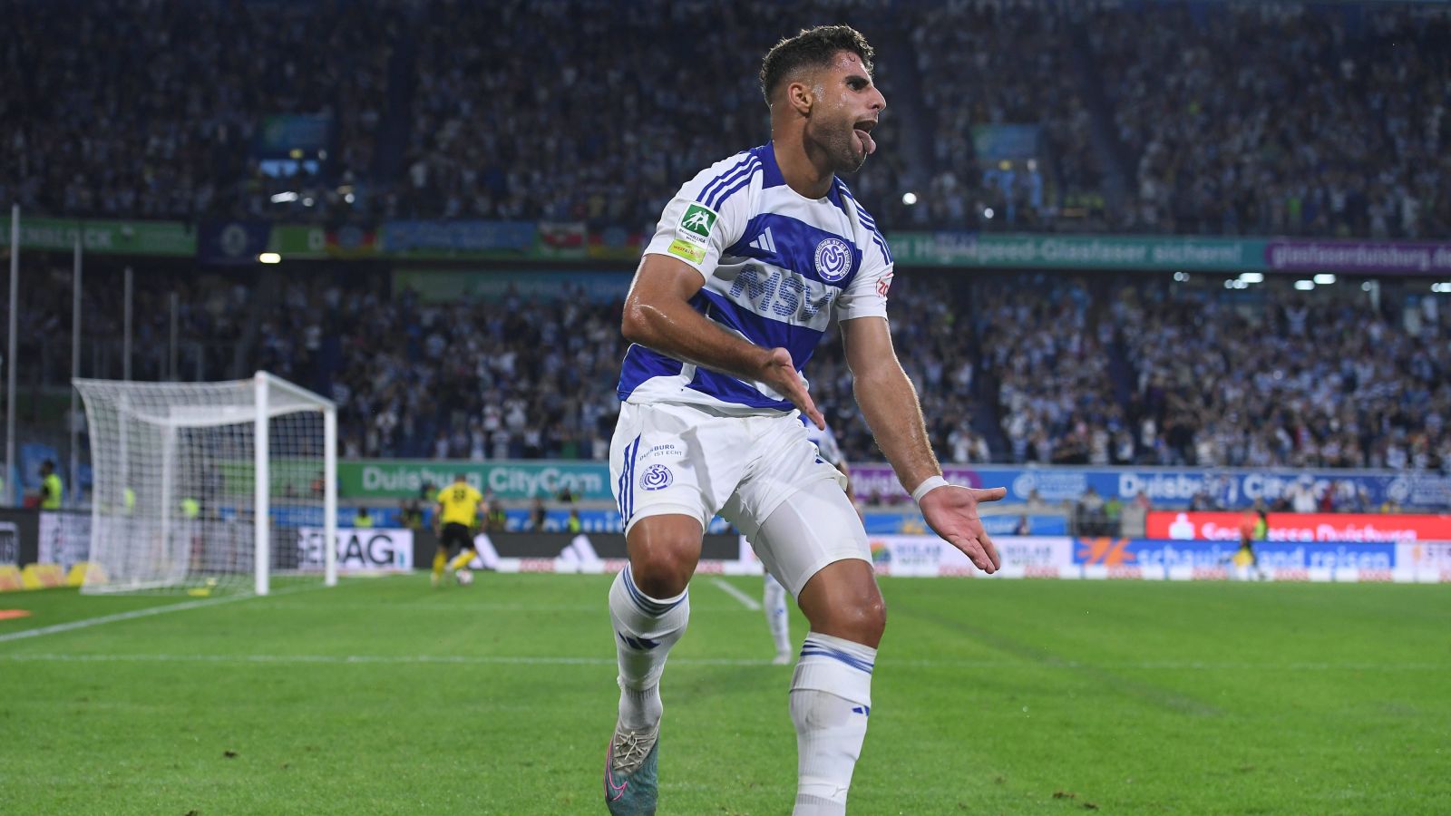 Malek Fakhro vom MSV Duisburg bejubelt sein Tor zur 1:0-Führung gegen den SV Eintracht Hohkeppel.