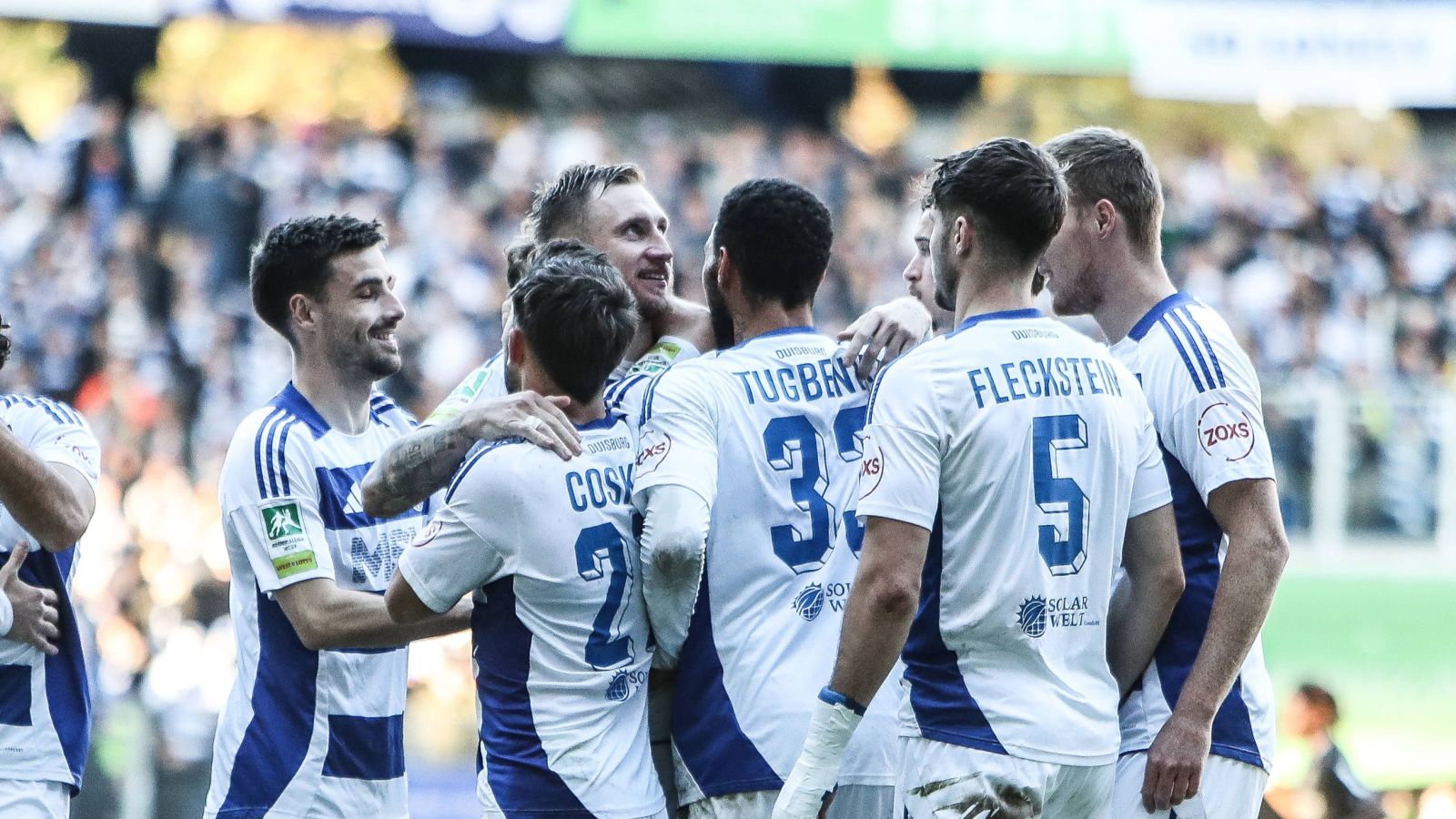 Sieben Spieler des MSV Duisburg freuen sich in der Jubeltraube über einen Treffer.