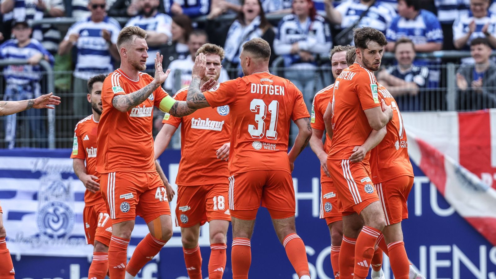 Die Spieler des MSV Duisburg um Kapitän Alexander Hahn (links) bejubeln zum Saisonabschluss den 4:0-Auswärtssieg bei den Sportfreunden Lotte.