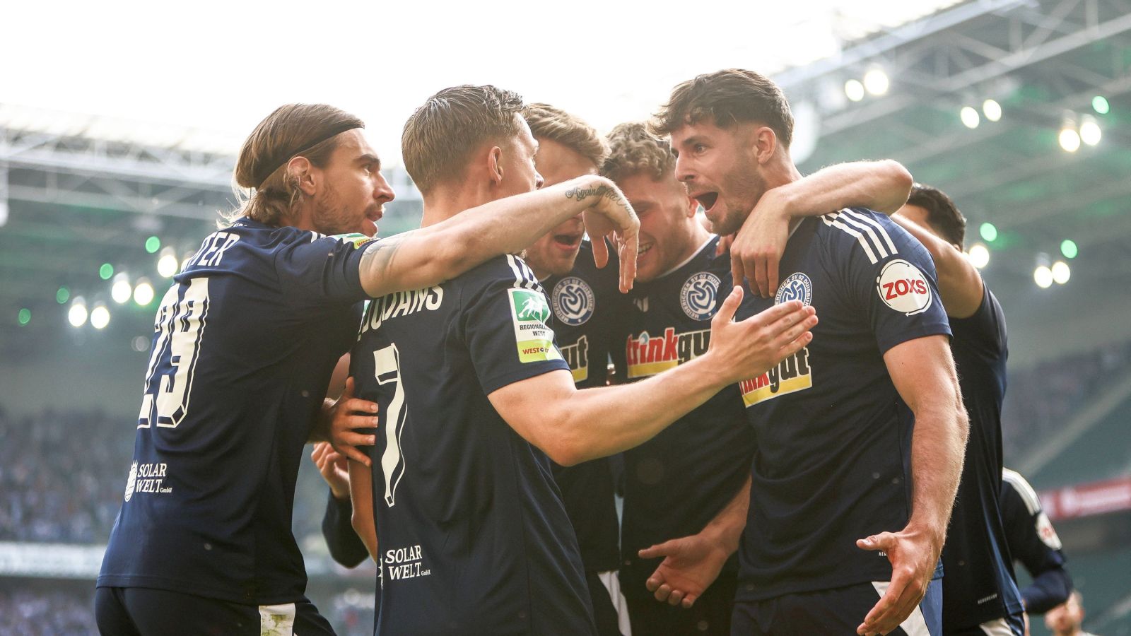 Die Spieler des MSV Duisburg bejubeln im Mönchengladbacher Borussia-Park den 1:0-Siegtreffer von Tobias Fleckstein (rechts).