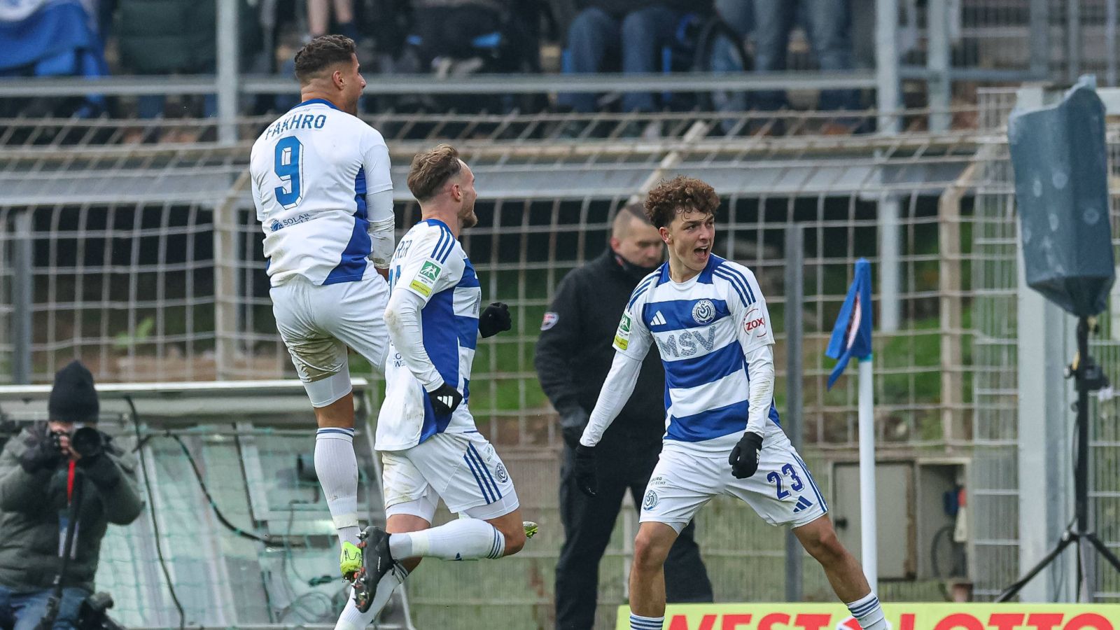 Jan-Simon Symalla (rechts) feiert mit seinen Teamkollegen vom MSV Duisburg sein 2:1-Siegtor beim KFC Uerdingen 05.