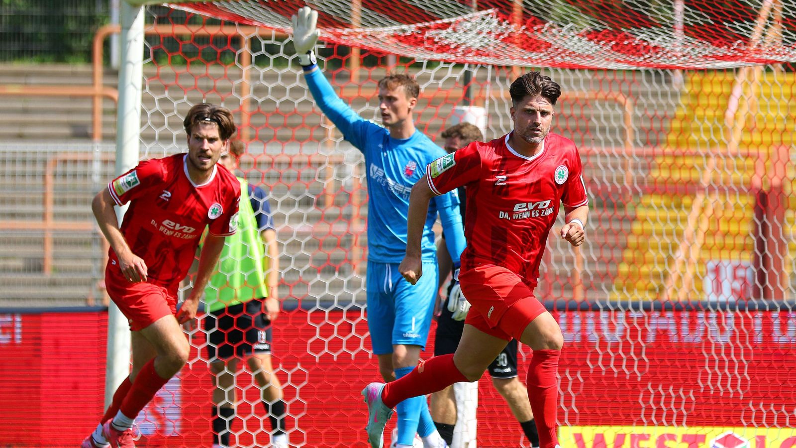 Rot-Weiß Oberhausens Routinier Moritz Stoppelkamp (rechts) und sein Teamkollege Christopher Schepp bejubeln einen Treffer beim 3:1-Heimsieg der 