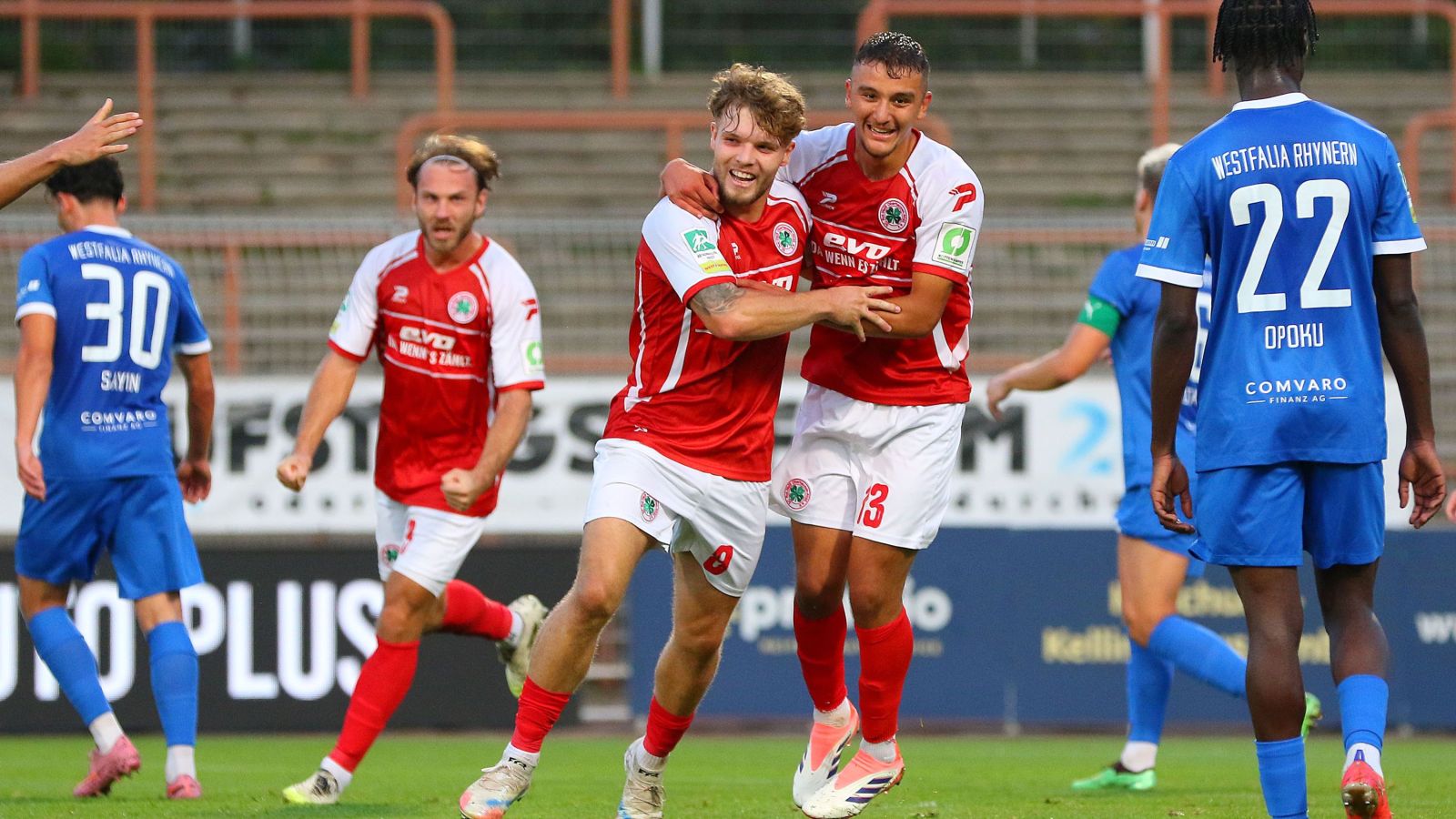 Die Spieler von Rot-Weiß Oberhausen bejubeln den Treffer zum 3:0 durch Timur Kesim (in der Mitte) gegen Westfalia Rhynern.