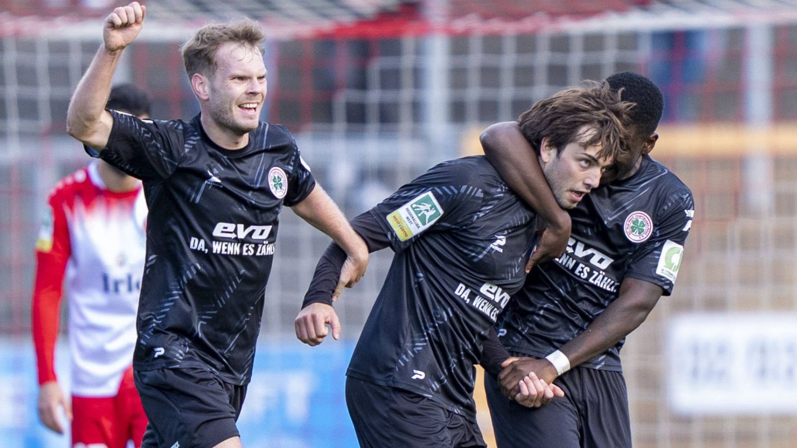 Dank des Siegtreffers von Phil Sieben (auf dem Foto in der Mitte) gewann Rot-Weiß Oberhausen bei den Sportfreunden Siegen 1:0.