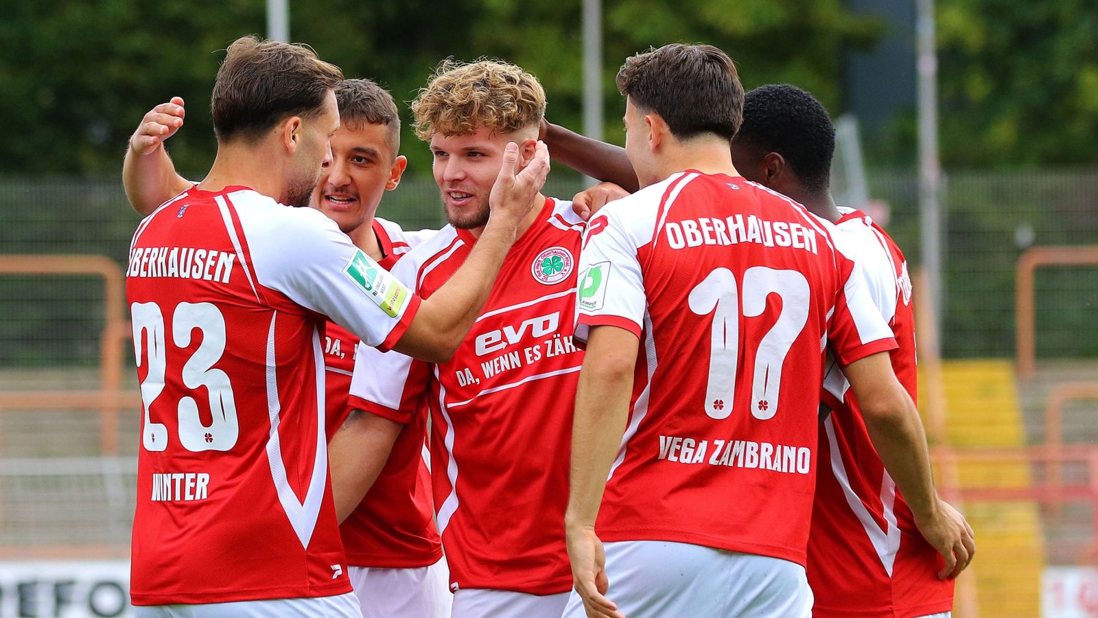 Die Spieler von Rot-Weiß Oberhausen bejubeln das Tor von Timur Kesim (in der Mitte) gegen die U 23 von Borussia Mönchengladbach.