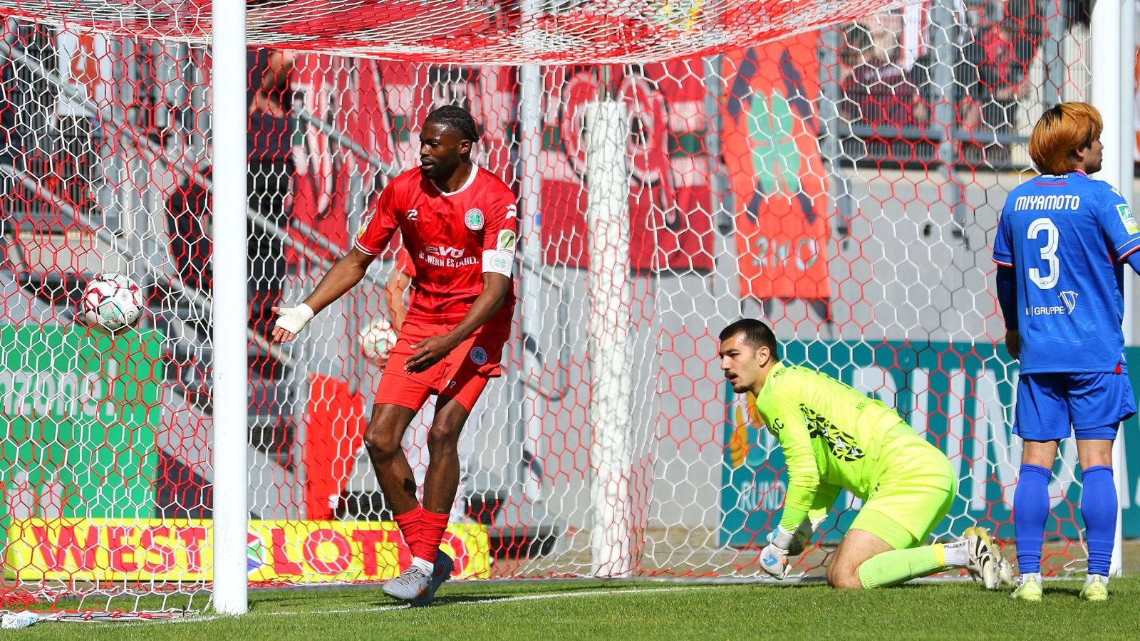 Erst tief in der Nachspielzeit traf Glody Ngombo (links) für Rot-Weiß Oberhausen zum 2:2-Endstand gegen den Wuppertaler SV.