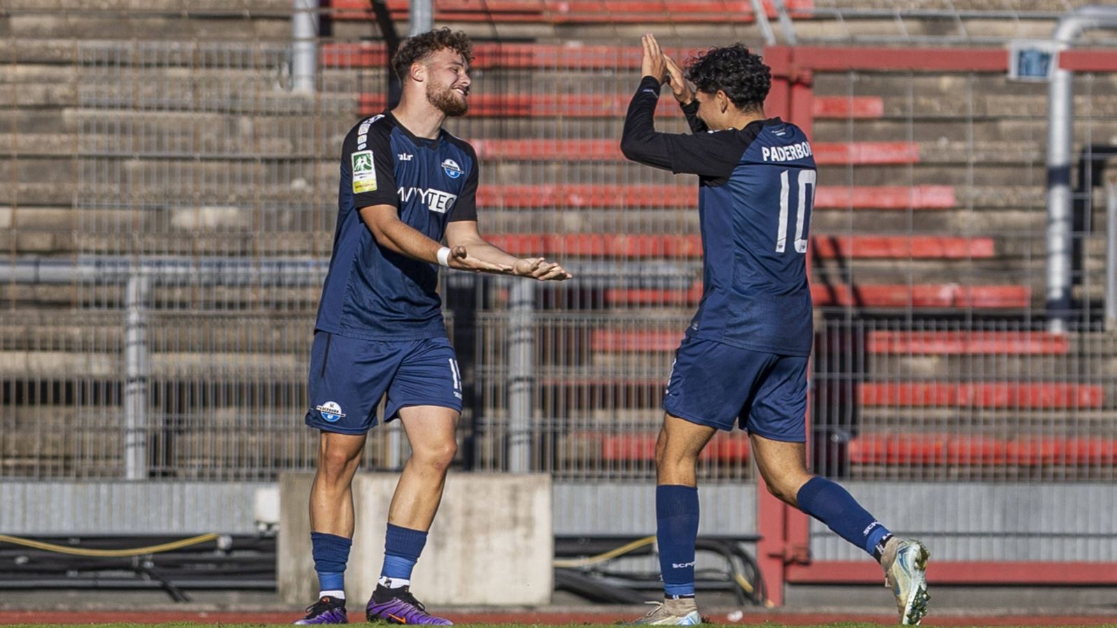 Kevin Luca Gleissner (SC Paderborn 07 U 23) bejubelt mit einem Teamkollegen seinen Treffer.