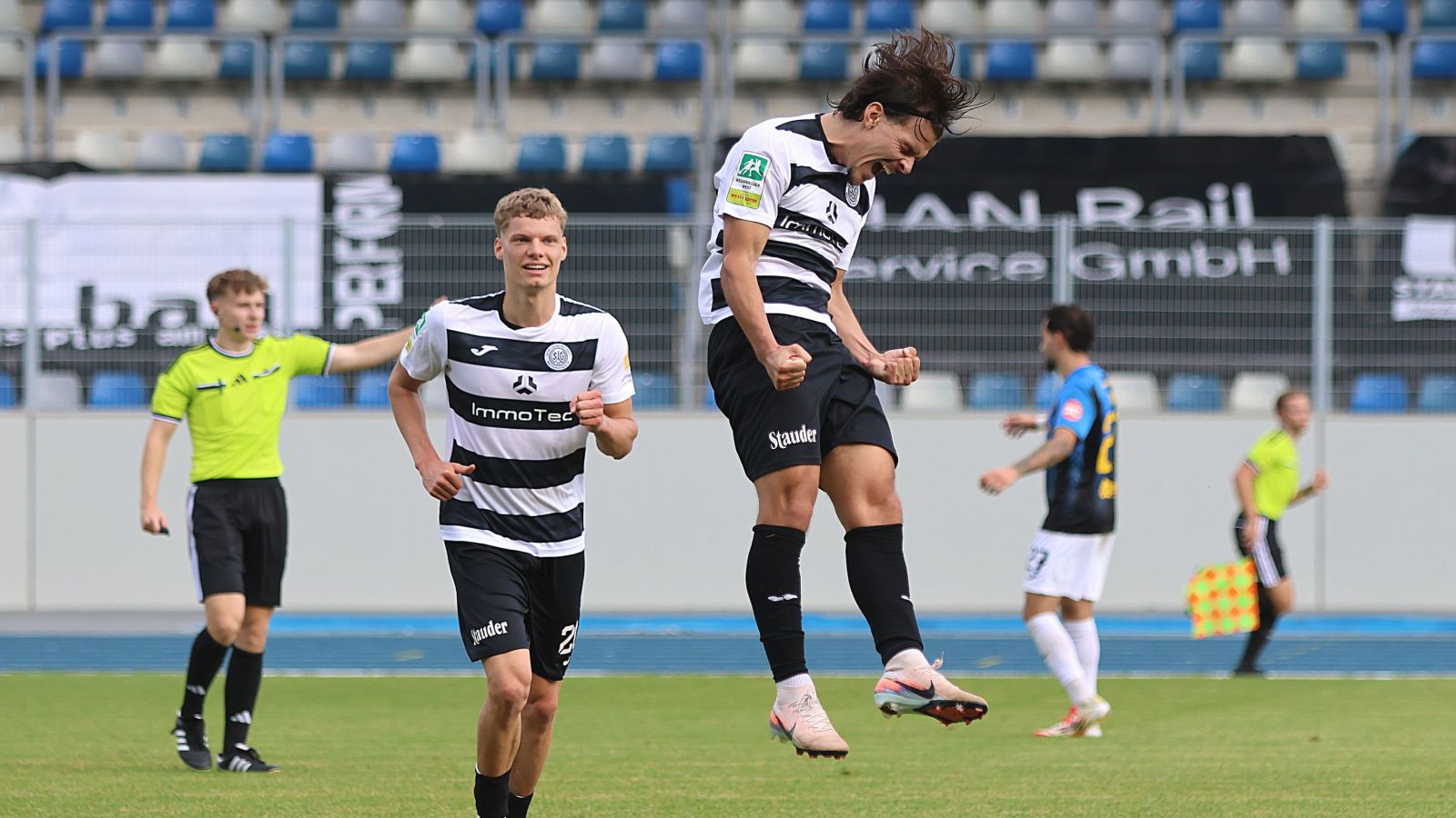 Wattenscheids Doppeltorschütze Nicolas Hirschberger bejubelt einen seiner beiden Treffer beim 3:1 gegen den SC Wiedenbrück.