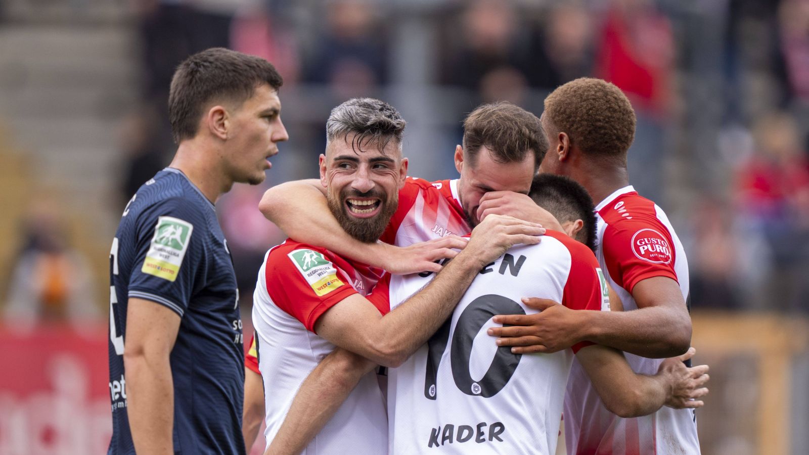 Allen Grund zum Jubeln hatten die Spieler der Sportfreunde Siegen nach dem 3:1-Heimsieg gegen den SC Wiedenbrück und dem Sprung an die Tabellenspitze in der Herren-Regionalliga West.