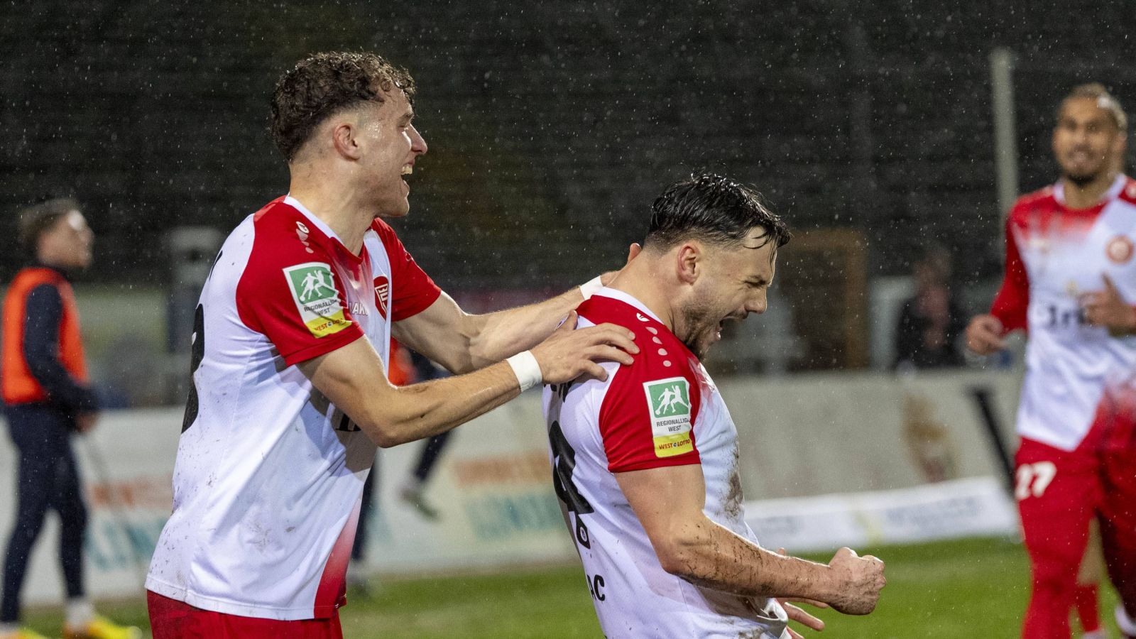 Die Spieler der Sportfreunde Siegen bejubeln den 1:0-Führungtreffer von Ömer Tokac (mitte) beim 2:0-Sieg gegen den Wuppertaler SV.