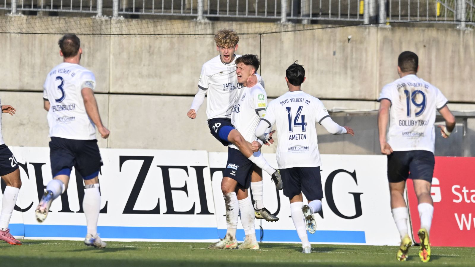 Velberts Torschütze Kilian Wagenaar (2.v.l.) jubelt mit seinen Teamkollegen über den Derbysieg in Wuppertal.