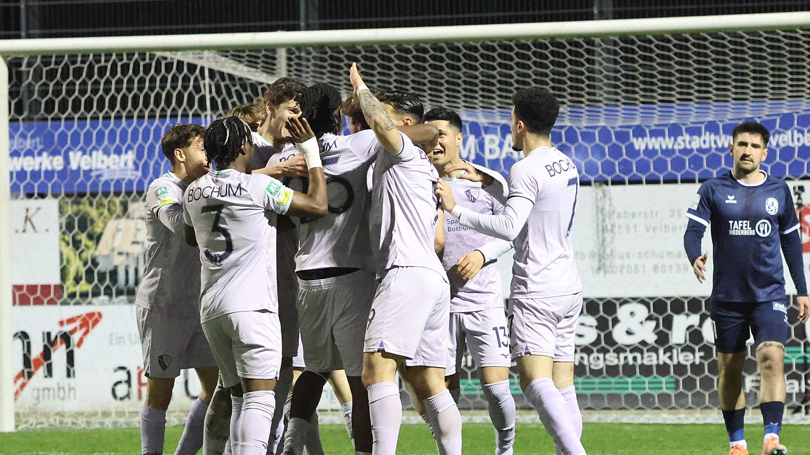Die Bochumer Spieler bejubeln einen Treffer beim wichtigen 3:2-Auswärtssieg in Velbert.