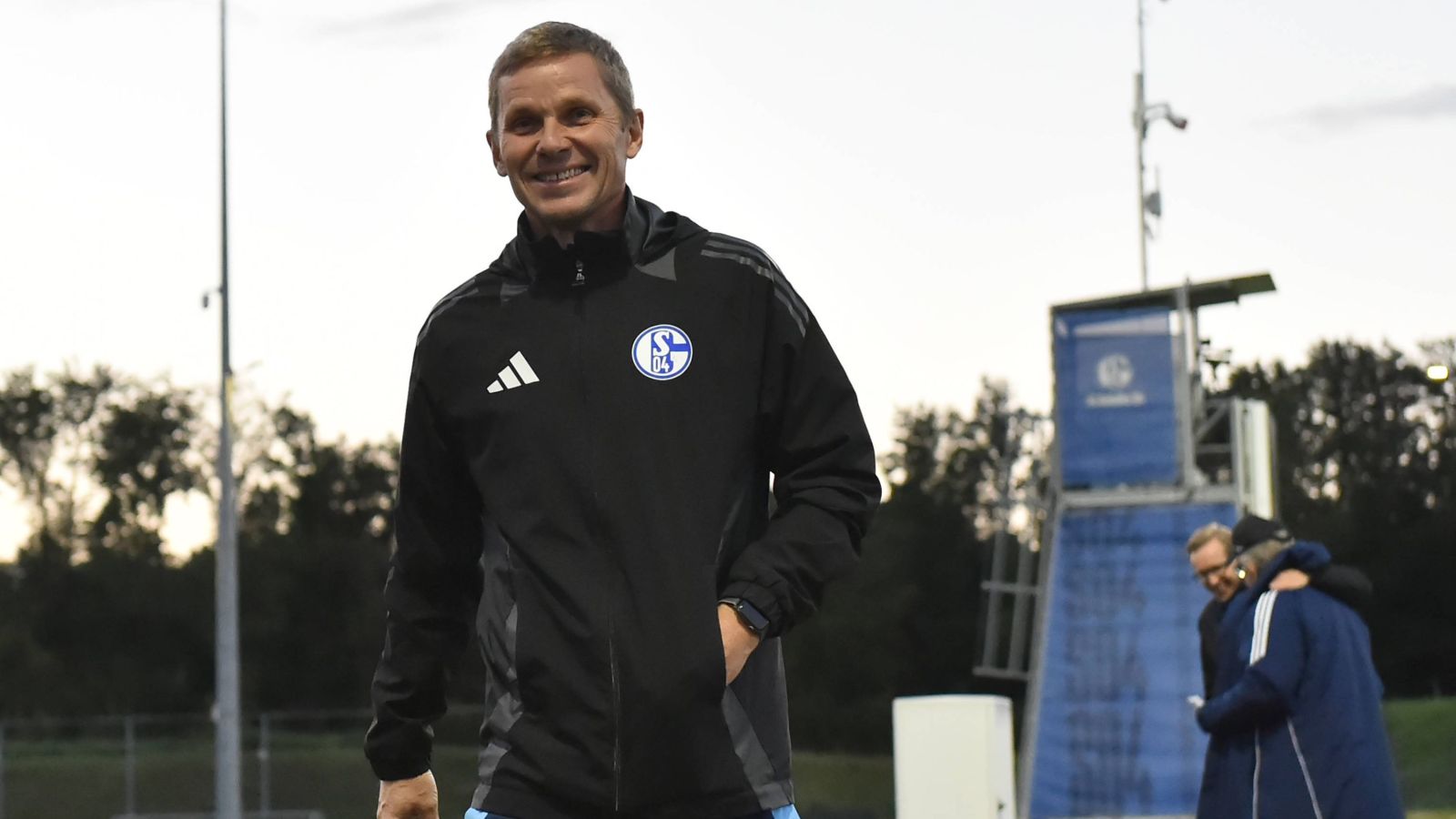 Ex-Bundesligaprofi Tomasz Waldoch springt zum zweiten Mal bei der U 23 des FC Schalke 04 als Interimstrainer ein.