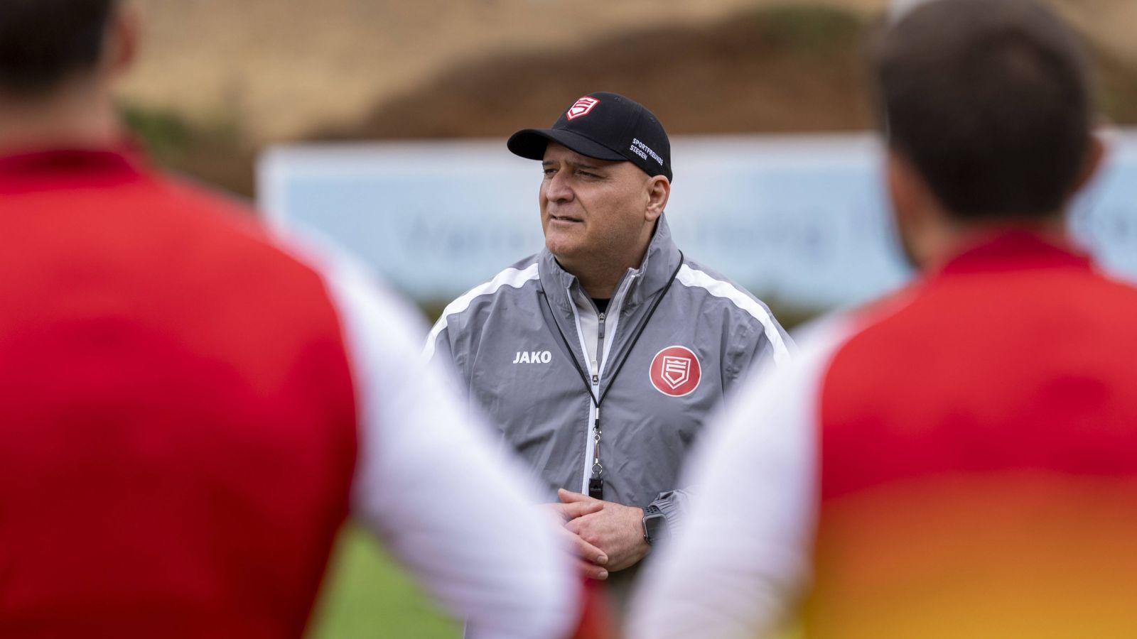 Volkan Uluc, neuer Trainer bei den Sportfreunden Siegen, schwört sein Team auf das Heimspiel gegen die Gladbacher U 23 ein.