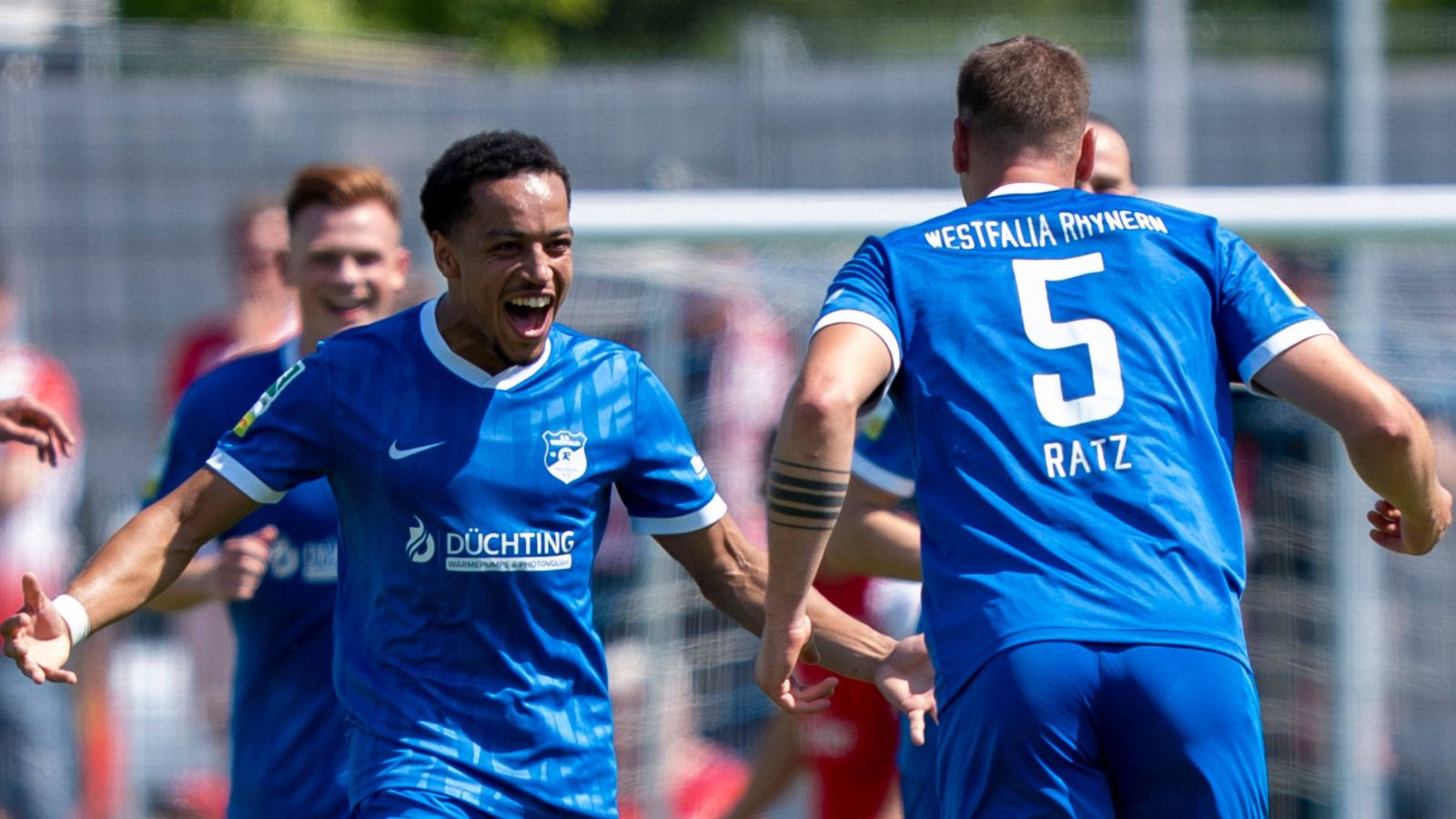 Elias Kourouma und Philipp Ratz (rechts) bejubeln einen Treffer beim 3:2-Erfolg von Westfalia Rhynern gegen die Sportfreunde Siegen.