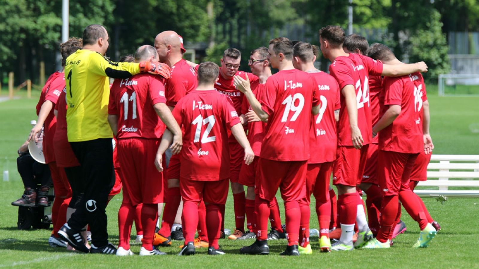 Fußballspielende Menschen