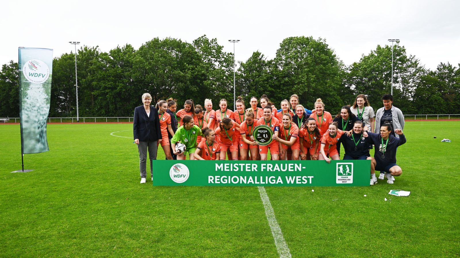 Mannschaftsfoto Frauen VfL Bochum, Fußballspielerinnen freuen sich