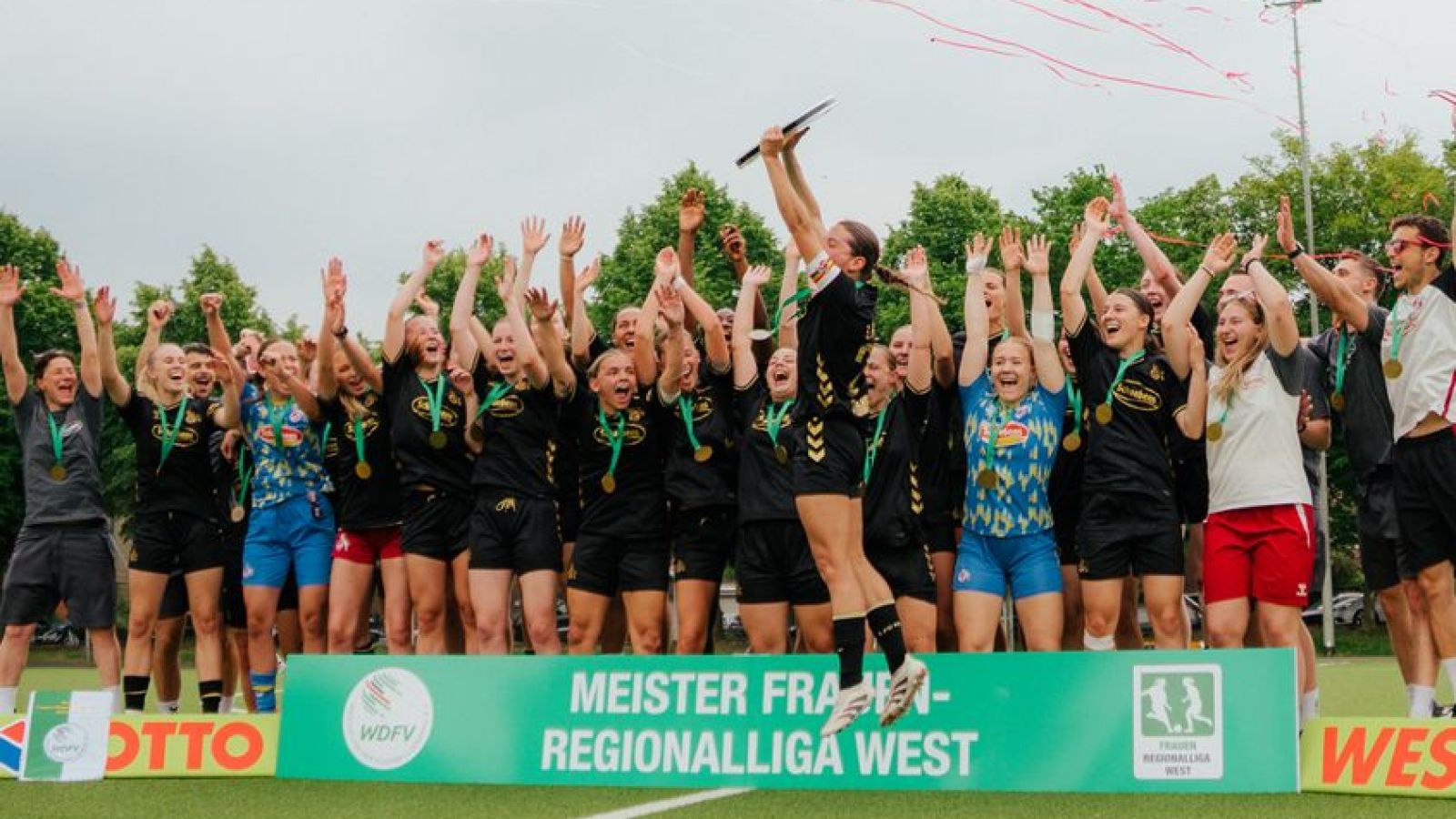 Nach dem 2:0 bei Borussia Mönchengladbach II wurde die U21 des 1. FC Köln als Meister der Frauen-Regionalliga West geehrt.