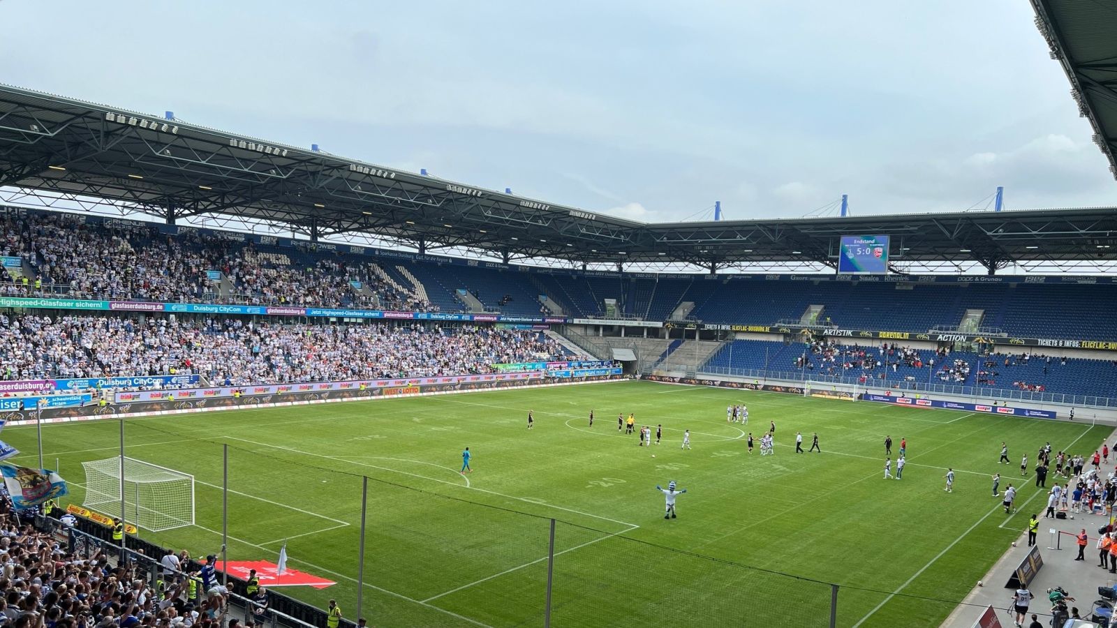 Innenansicht des Stadions des MSV Duisburg mit Rasen und Spielern nach Abpfiff eines Fußballspiels