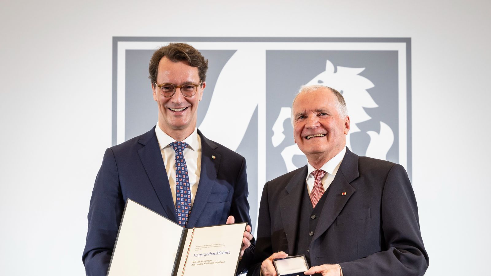 Verleihung des Landesverdienstordens an Hans Gerhard Schulz durch Ministerpräsident Hendrik Wüst.