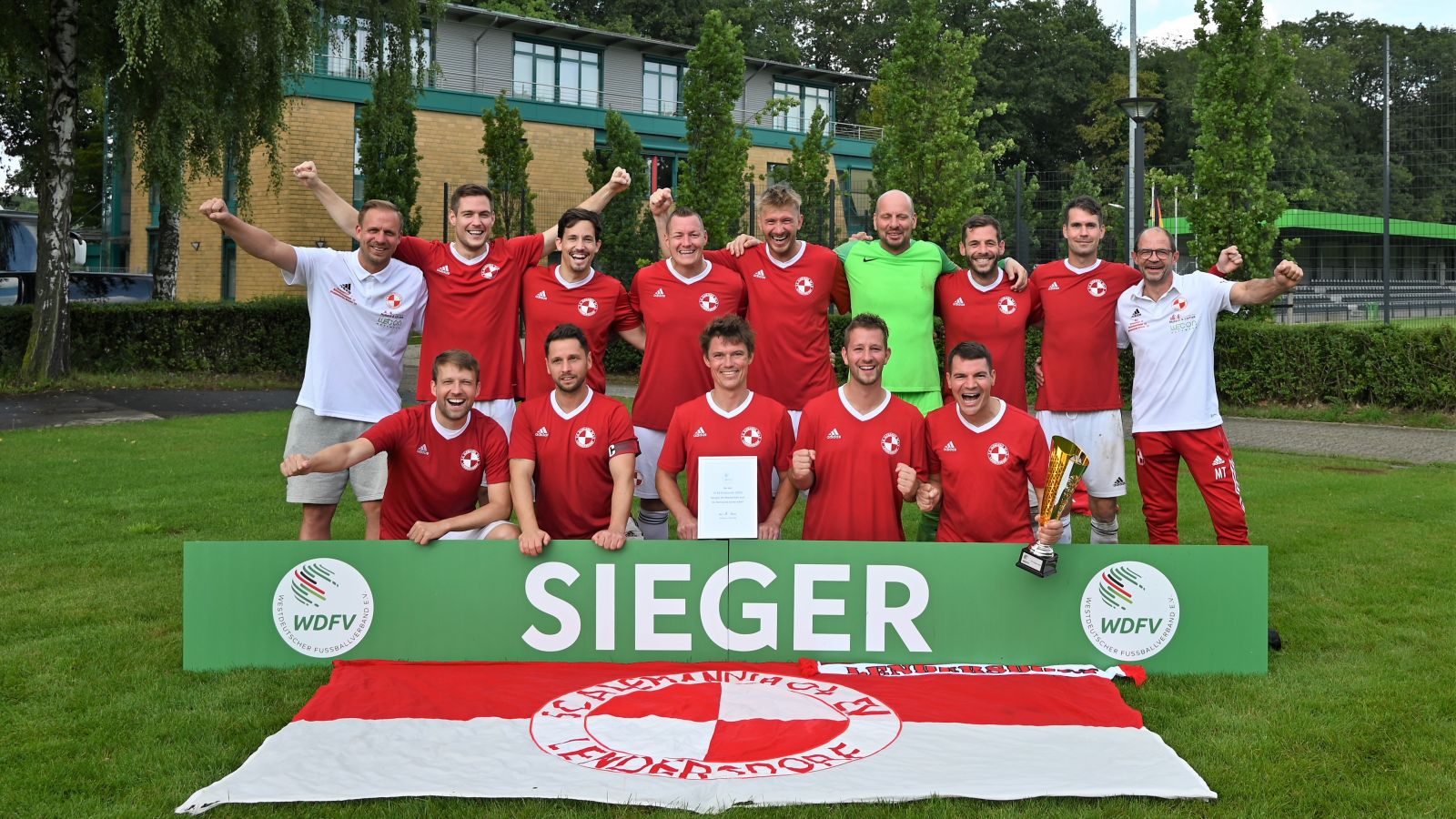 Jubelnde Sieger-Mannschaft bei den Ü32-Herren: Das Team von SC Alemannia Lendersdorf.