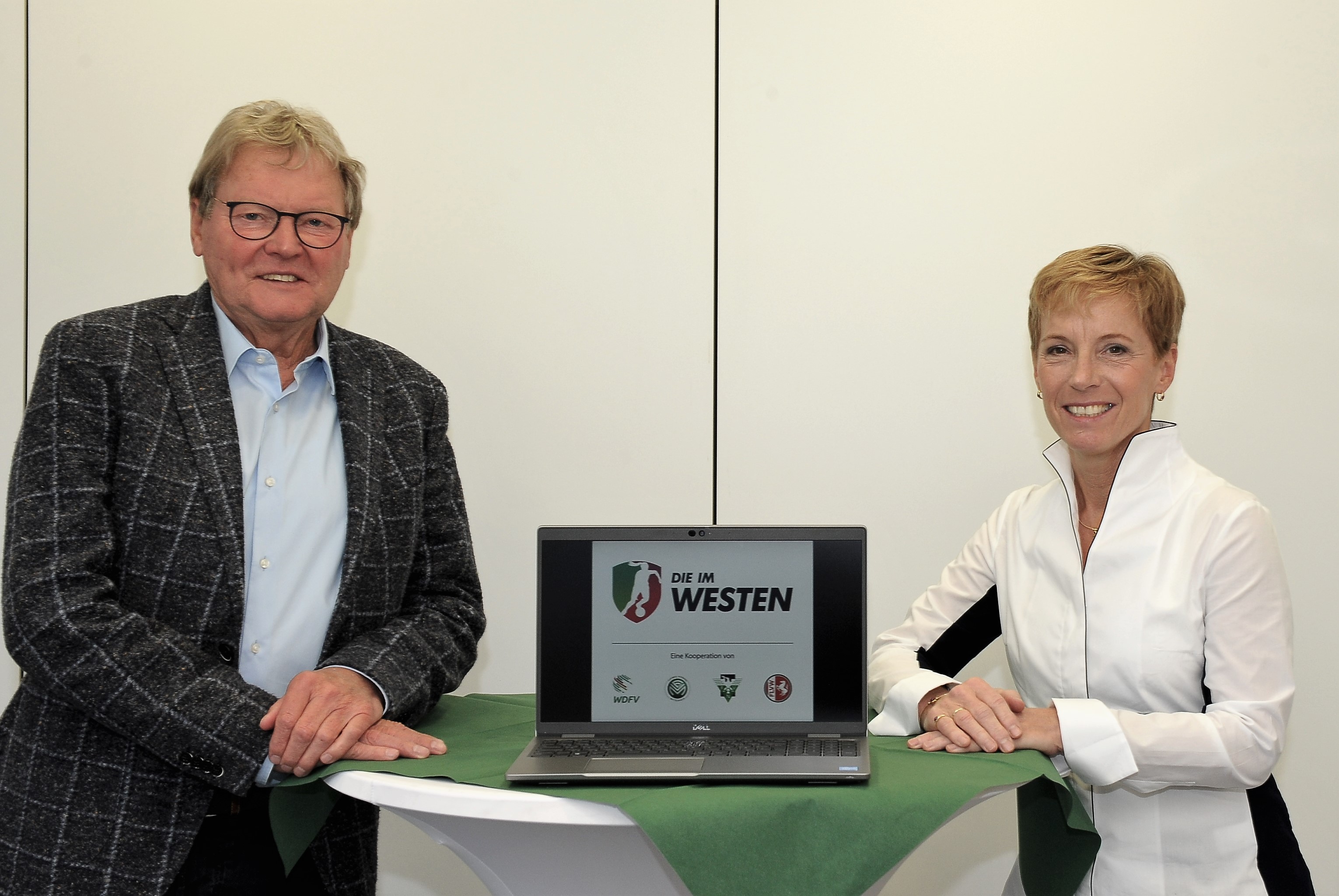 Große Notwendigkeit, den Ausbildungsbereich im Sport zu unterstützen: Dr. Eva Selic (rechts) mit Hermann Korfmacher. Foto/Video: WDFV