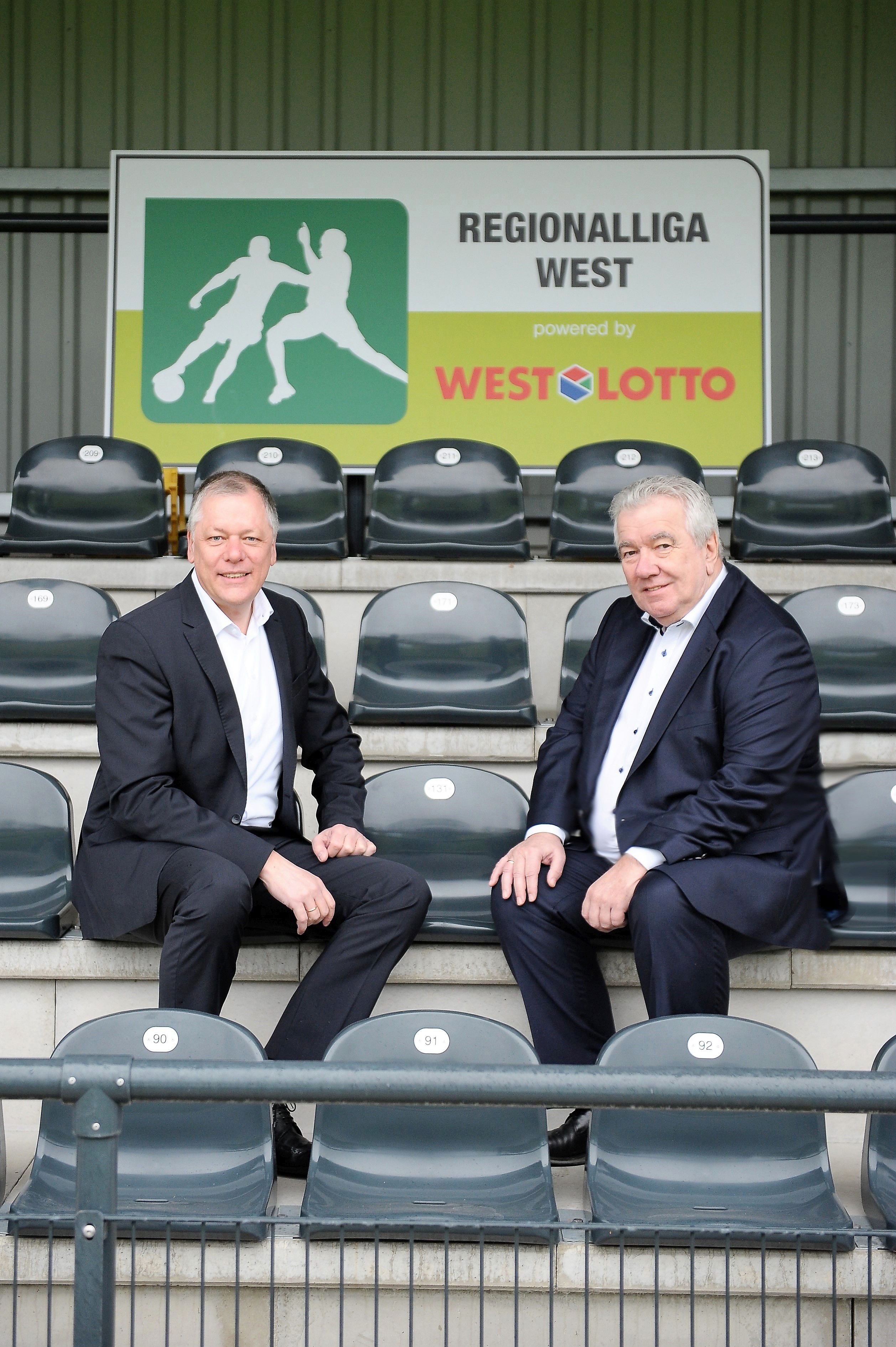 WestLotto-Geschäftsführer Andreas Kötter (links) und Peter Frymuth, Präsident des Westdeutschen Fußballverbandes, besiegeln die Kooperation zur Herren-Regionalliga West. Foto/Video: WDFV