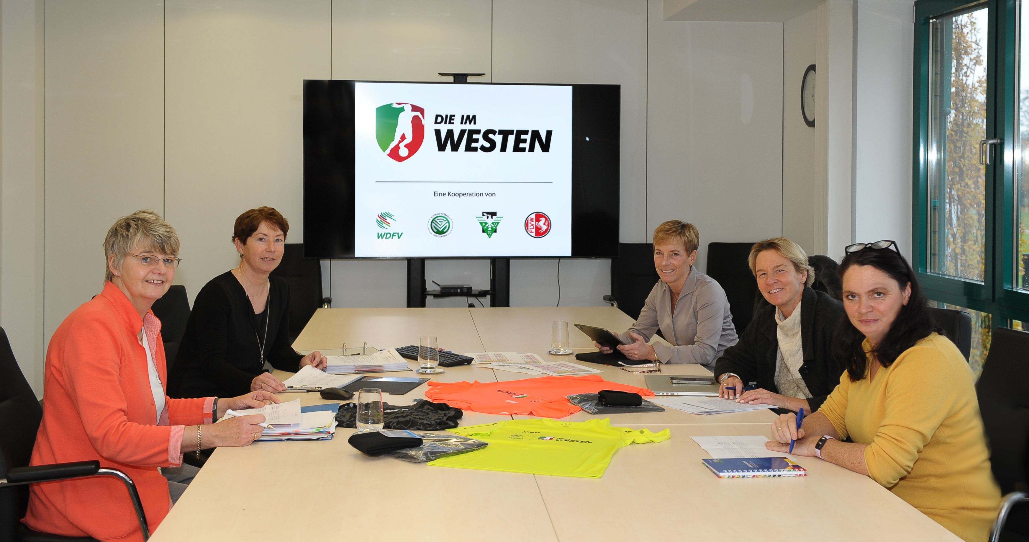 Beratung der WDFV-Fachjury zur Vereinsförderung 2022 (von links): Marianne Finke-Holtz, Maren Meinert, Eva Selic, Martina Voss-Tecklenburg, Tanja Büscher. Foto/Video: WDFV