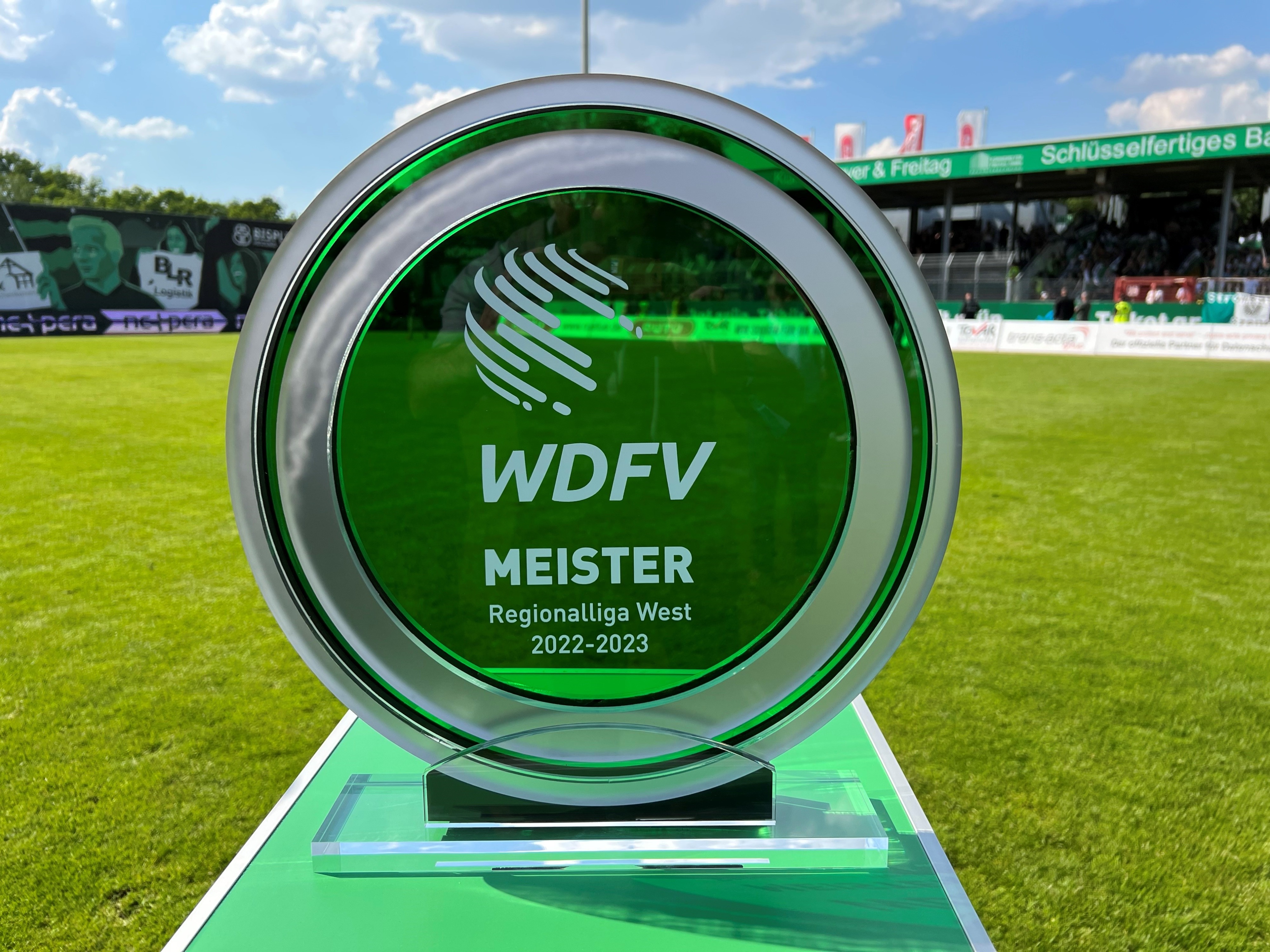 Regionalliga West 2023: Meisterschale Foto/Video: WDFV
